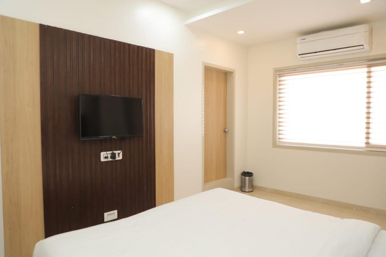Hotel Dwarka Palace Ahmednagar Buitenkant foto
