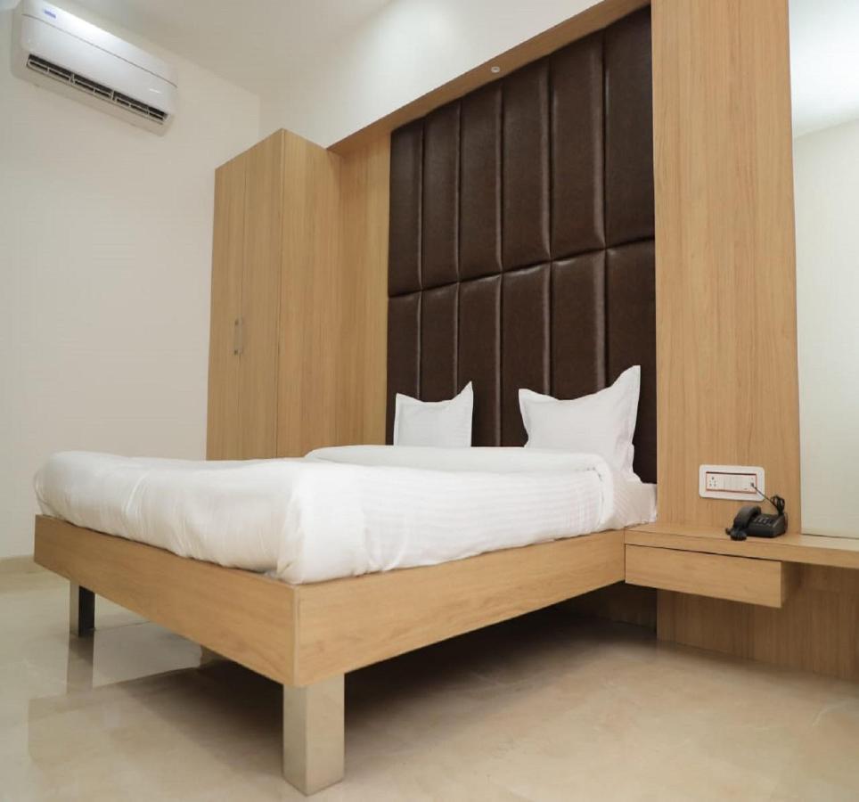 Hotel Dwarka Palace Ahmednagar Buitenkant foto