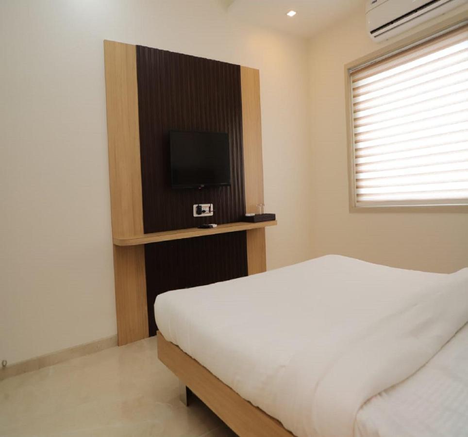 Hotel Dwarka Palace Ahmednagar Buitenkant foto