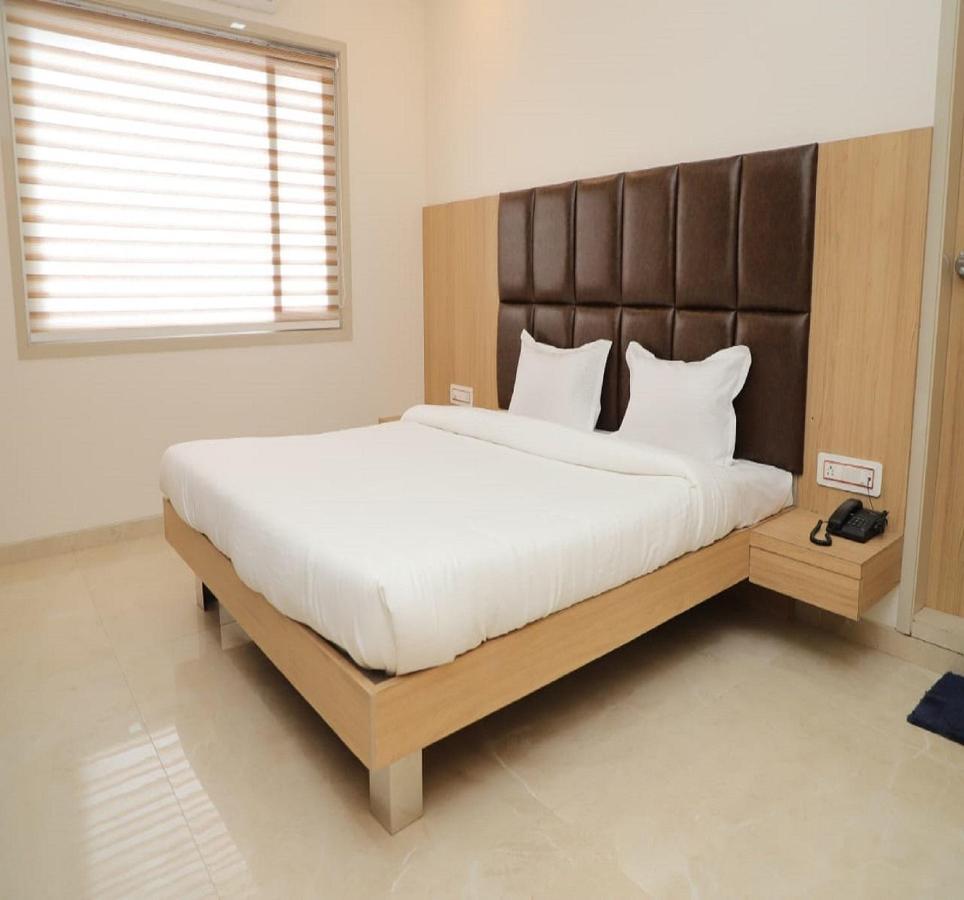 Hotel Dwarka Palace Ahmednagar Buitenkant foto
